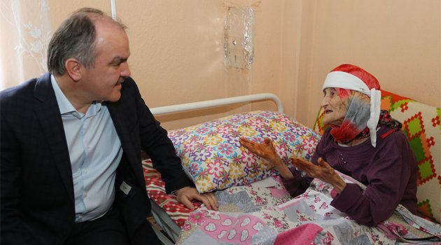 BAŞKAN GÜRLESİN, PENBE TEYZENİN YÜZÜNÜ GÜLDÜRDÜ