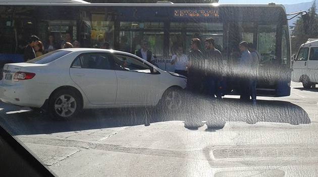 BELEDİYE OTOBÜSÜ İLE OTOMOBİL ÇARPIŞTI