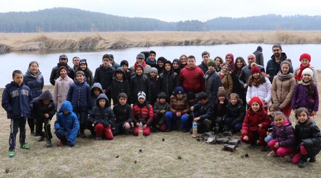 BULDAN'LI ÇOCUKLAR KUŞLARA YEM BIRAKTI