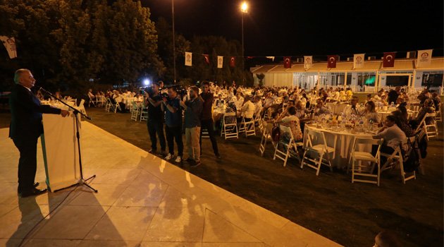 Büyükşehir iftarda muhtarları ağırladı