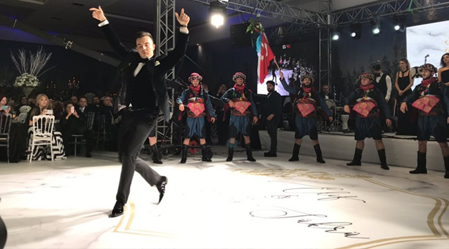 PERFORMANSIYLA DAVETLİLERDEN TAM NOT ALDI