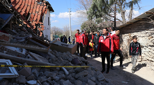 GÖZTEPELİ FUTBOLCULARDAN ÖRNEK DAVRANIŞ