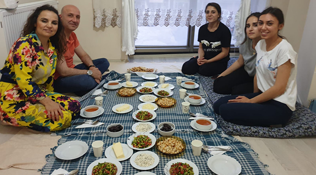 Başkan Özbaş, öğrenci evinde iftar yaptı