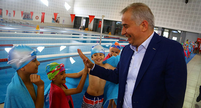 Çocuklar Yaz Tatilinde Yüzme Öğreniyor