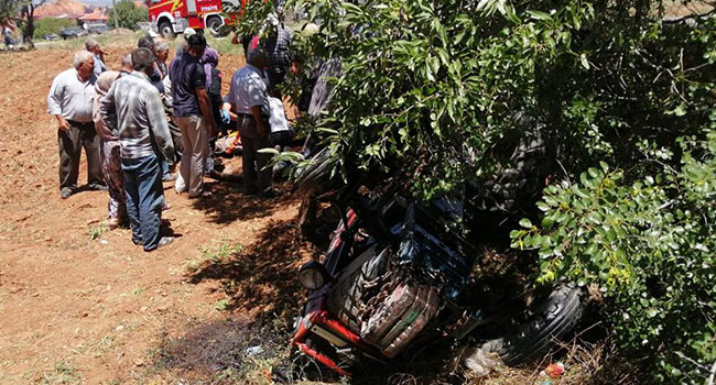 Devrilen Traktörün Altında Kaldılar: 2 Yaralı