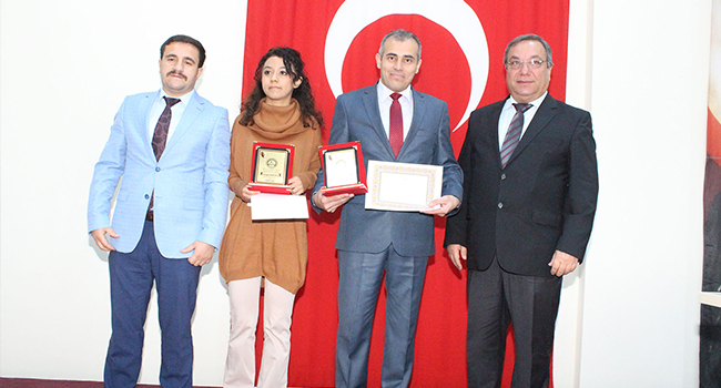 ÇAL’DA KARANFİLLİ KUTLAMA