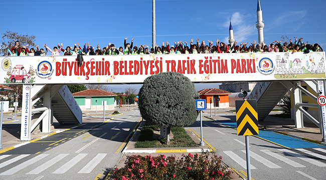 TRAFİK KURALLARINI EĞLENEREK ÖĞRENDİLER
