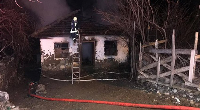 ACIPAYAM'DA YAŞLI ADAMIN EVİ YANDI