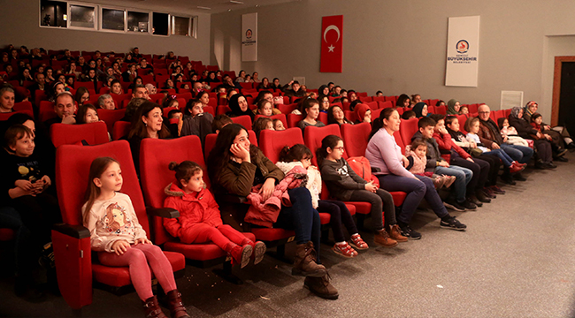 2 BİN 500 ÇOCUK TİYATRO İLE BULUŞTU