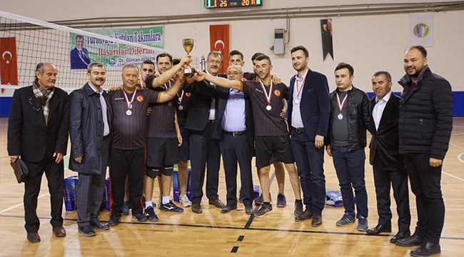 ÇİVRİL VOLEYBOLA DOYDU