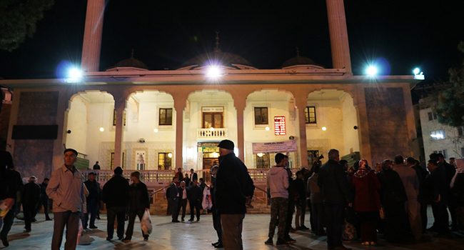 BİNLERCE DENİZLİLİ CAMİLERE AKIN ETTİ