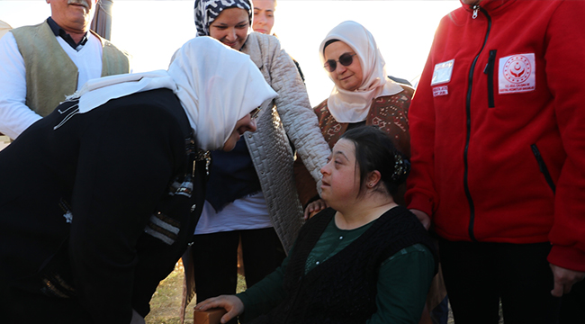 BAKAN SELÇUK DEPREM BÖLGESİ’NE GiTTi