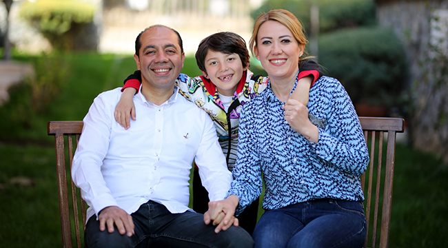 CHP'Lİ DOĞAN EŞİ VE ÇOCUĞUYLA OBJEKTİFLERİN KARŞISINA GEÇTİ