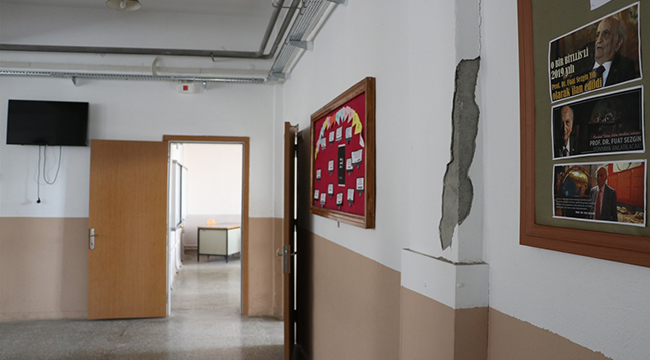Denizli'deki deprem okulun güvenlik kamerasında 