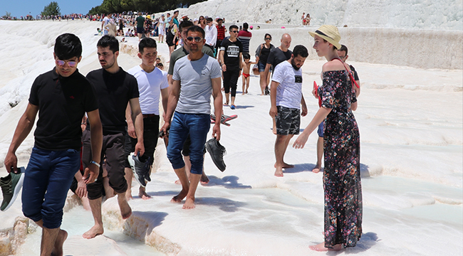 Pamukkale'yi 9 Günde 99 Bin 747 Turist Gezdi