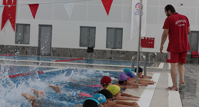 Çocuklar Yaz Tatilinde Yüzme Öğreniyor