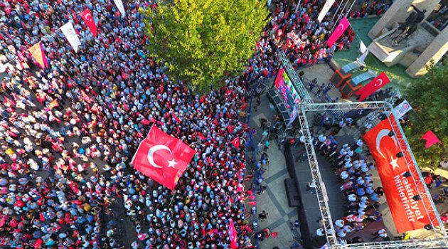 Denizli’ de on binler 15 Temmuz Şehitler Meydanı’na akın etti