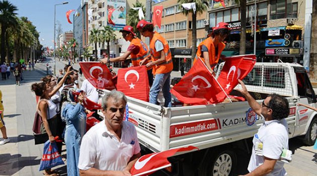 Denizli Ticaret Odası 10 bin bayrak dağıttı