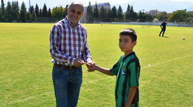 DENİZLİSPOR’A DUYGULANDIRAN BAĞIŞ
