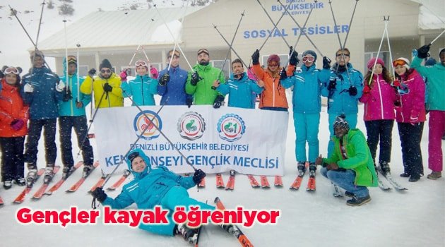 Gençler kayak öğreniyor
