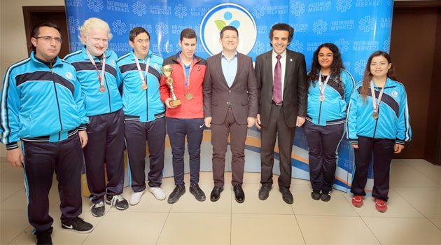 GÖNÜL GÖZÜYLE KAZANDIKLARI KUPAYI BAŞKANA GETİRDİLER