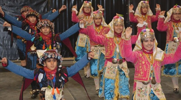 HALK OYUNLARI BÜYÜLEDİ