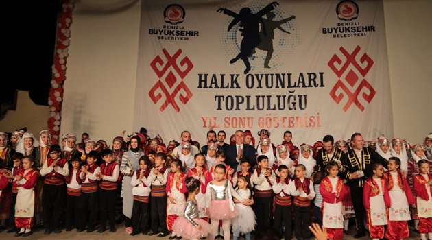 Halk Oyunları Topluluğu’ndan yılsonu gösterisi