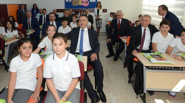 İLK DERS ZİLİ VALİ ALTIPARMAK’TAN