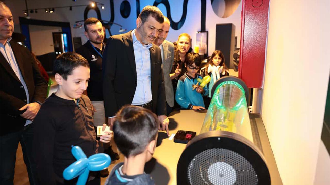 Başkan Çavuşoğlu çocuklarla fildişi macunu deneyi yaptı