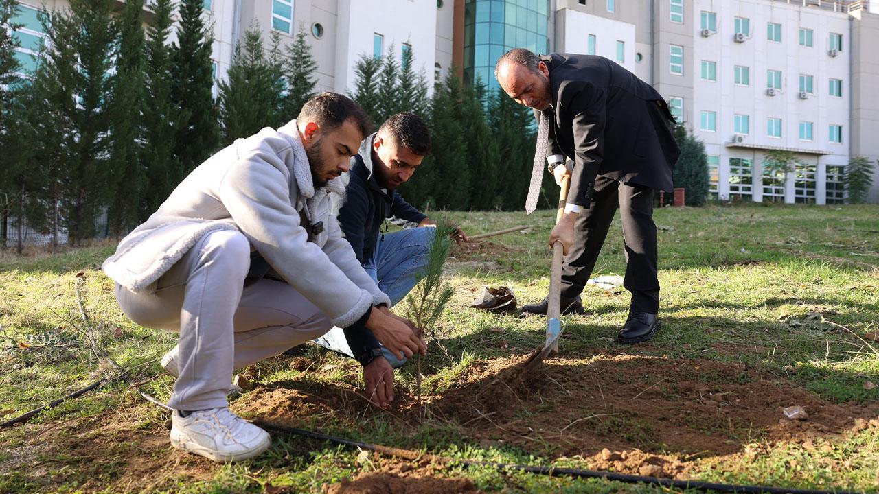 Rektör Güngör, Öğrencilerle Fidan Dikti