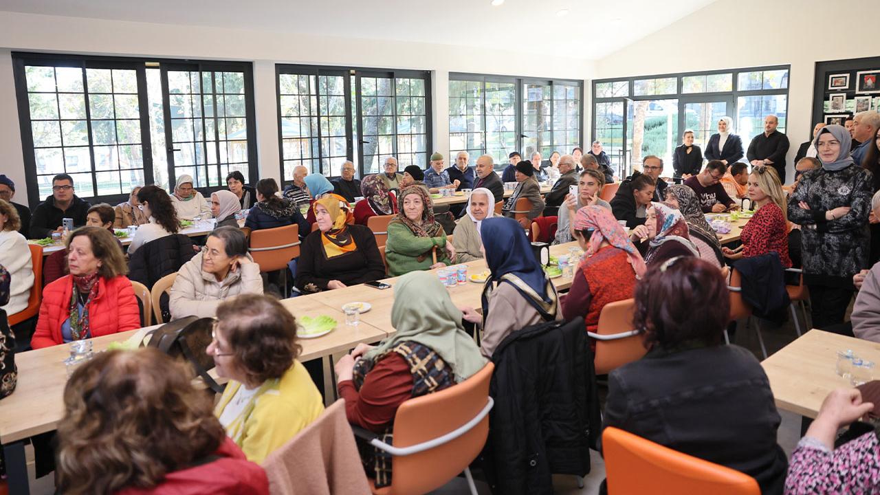 ALZHEİMER HASTALARI "SIRA GECESİ"NDE EĞLENDİ