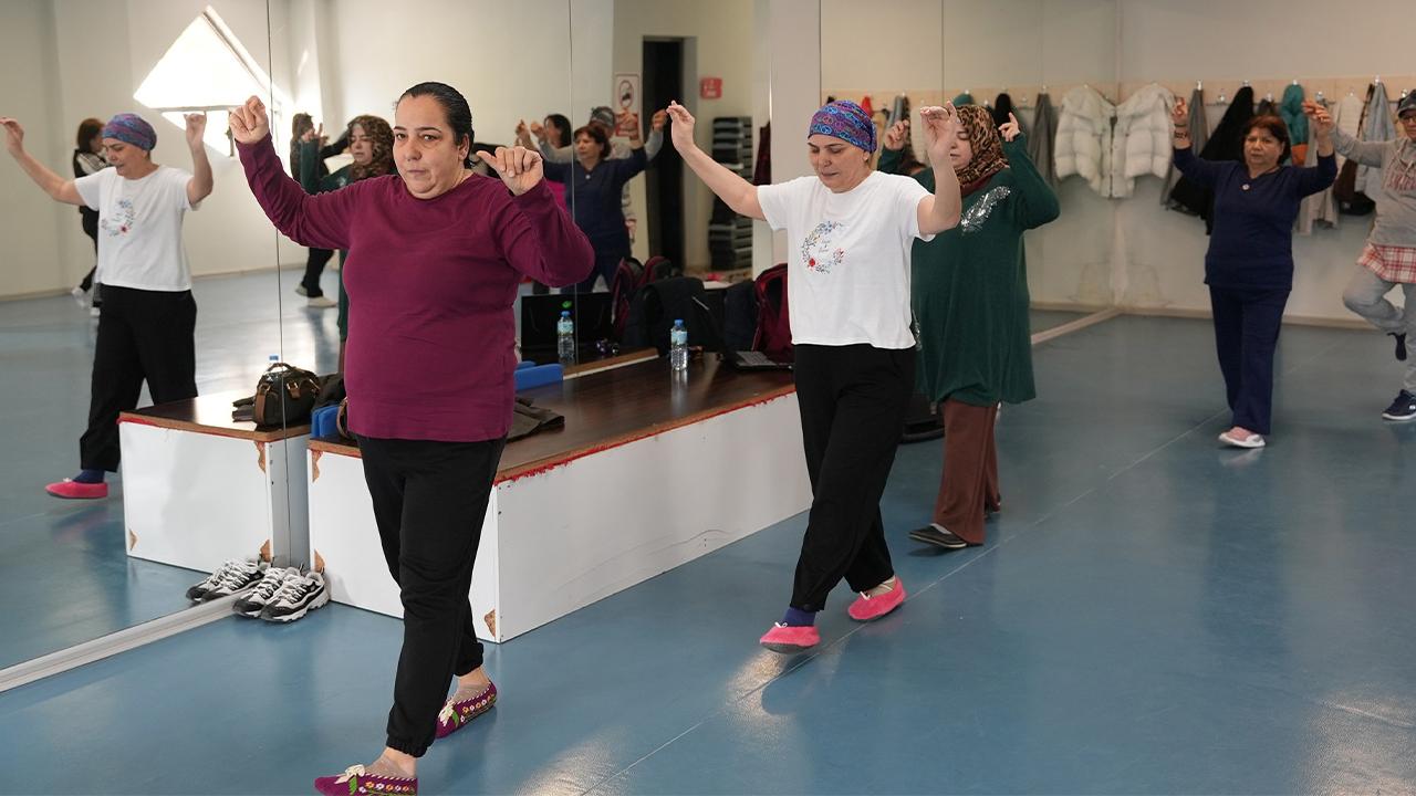 Denizli&#039;de zeybek bilmeyen kadın kalmasın