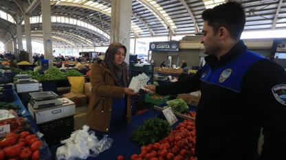 PAMUKKALE’DE PAZAR FİYAT ETİKETLERİ ESNAFIN ELİNDE