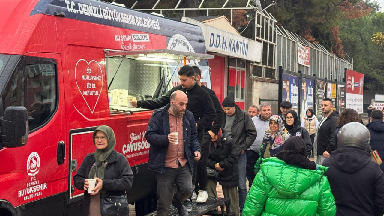 Soğuk ve yağmurlu havada vatandaşlara sıcak çorba