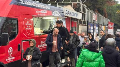 Soğuk ve yağmurlu havada vatandaşlara sıcak çorba