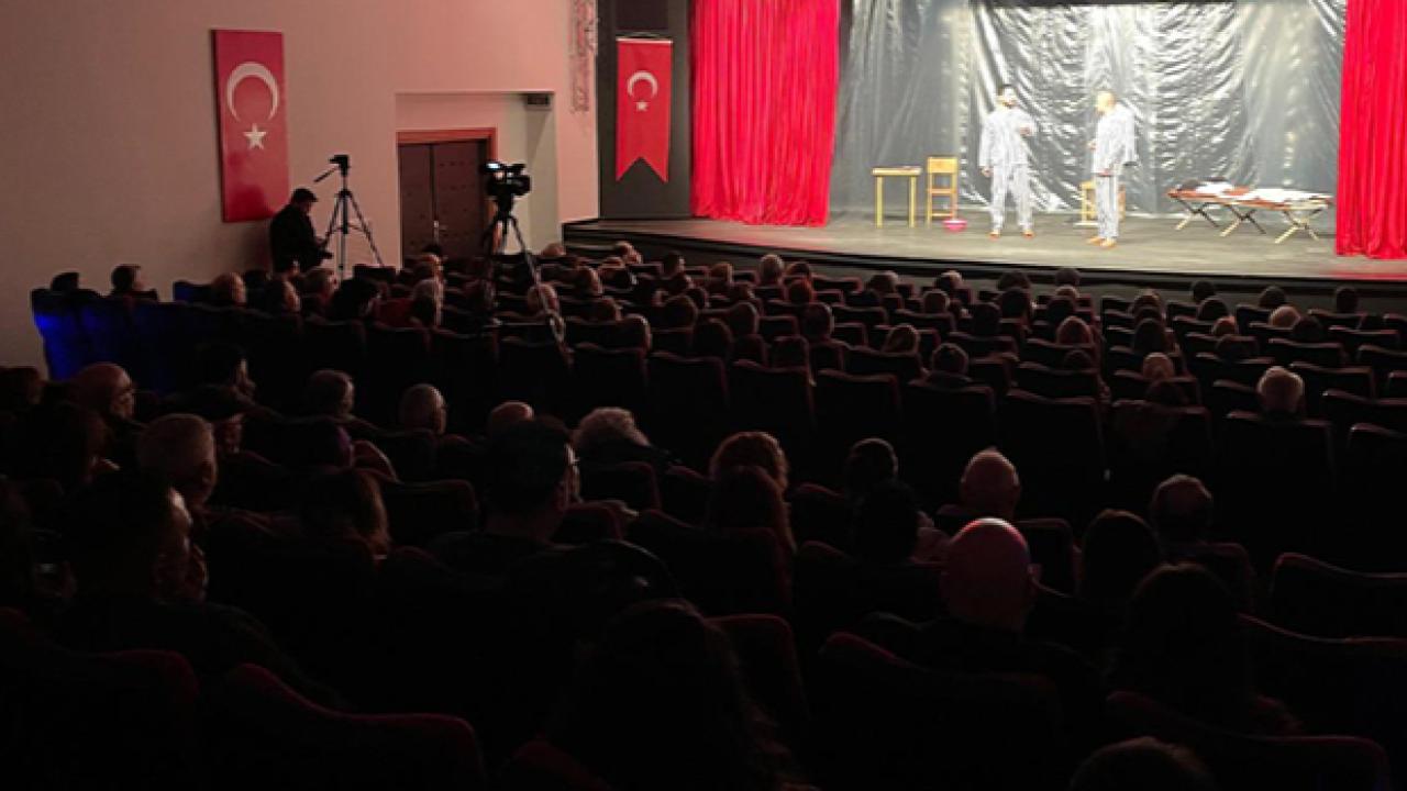 Sol Kültür Tiyatro Topluluğu “Tecrit” oyunu sahneledi