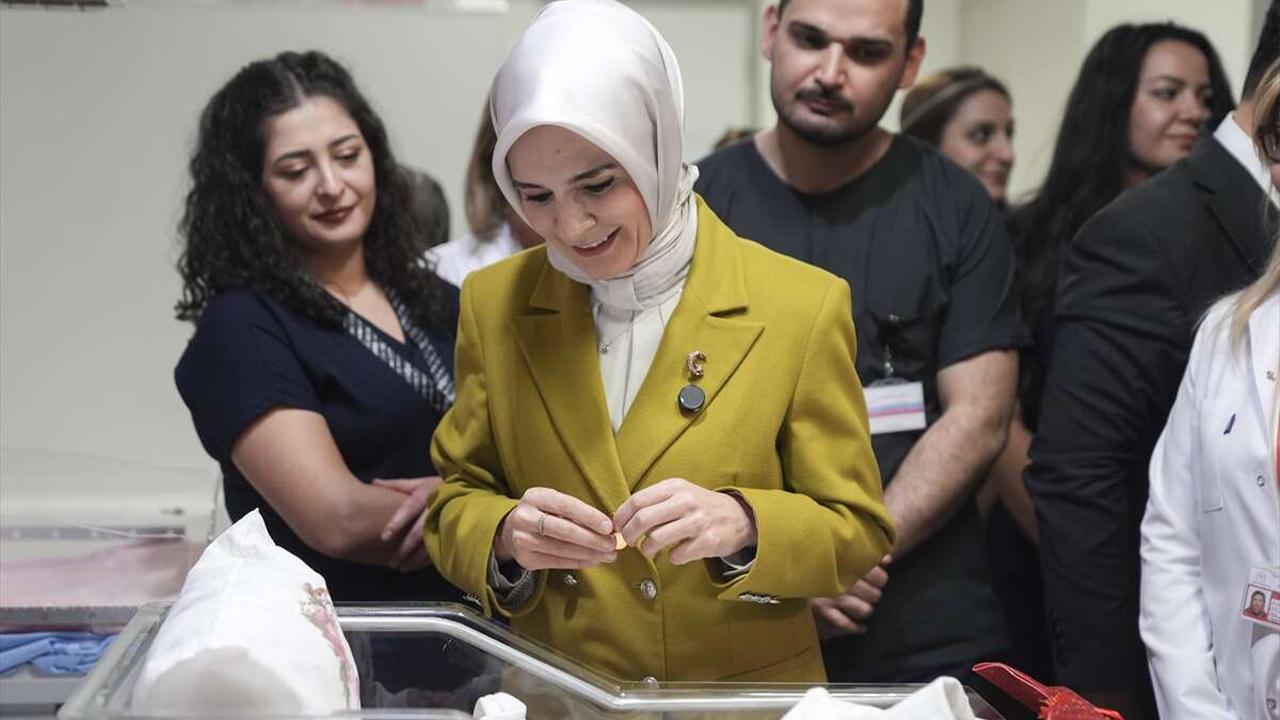 Bakan Göktaş'tan doğum yapan annelere "yeni yıl" ziyareti