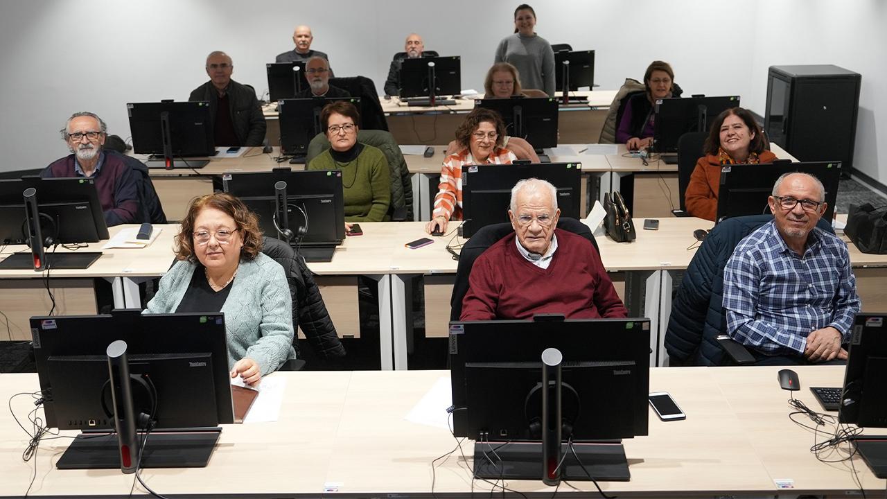 Büyükşehir’den 65 yaş üstüne dijital eğitim desteği
