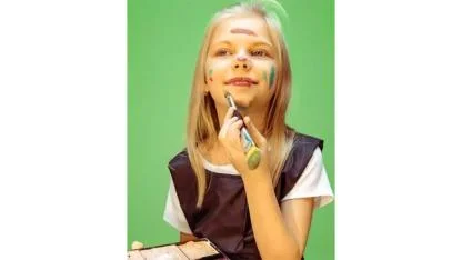 Çocuklarda makyaj tehlikesi: 7 yaşa indi