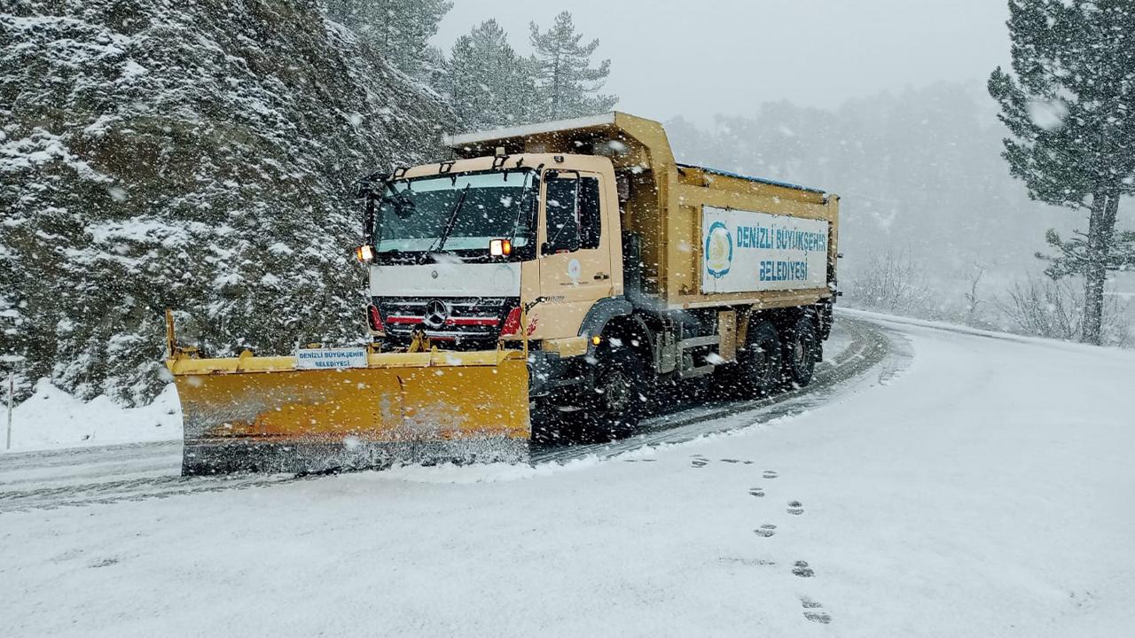 Denizli Büyükşehir kar mesaisinde