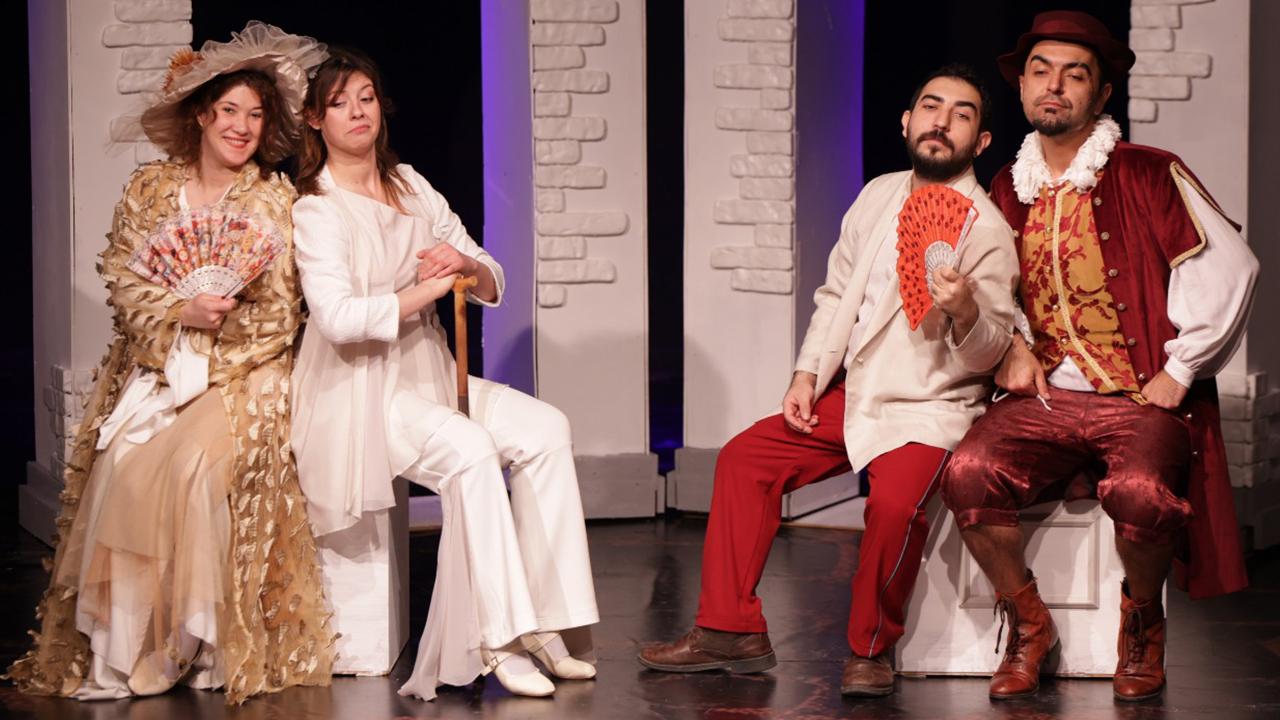 Merkezefendi Kent Tiyatrosu Biz Aşık Değiliz ile Sahnede