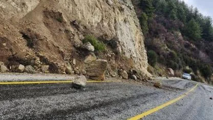 Yoğun yağış sebebiyle kayan topraklar yolları kapattı