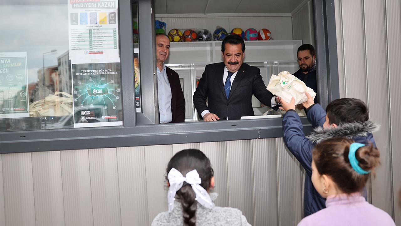 PAMUKKALE’DE ATIKLAR HEDİYEYE DÖNÜŞTÜ