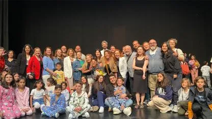 Cumhuriyet Çocukları Sahne Işıkları Altında Aydınlanıyor