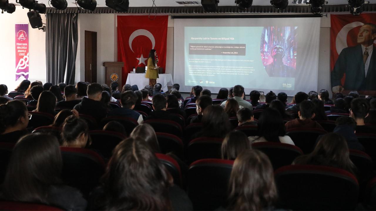 Dijital Amnezi Gençlerin Hafızasını Nasıl Dönüştürüyor