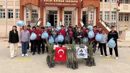 PAMUKKALE'DE ATIKLAR GENÇLERİN ELİNDE FİDANA DÖNÜŞTÜ