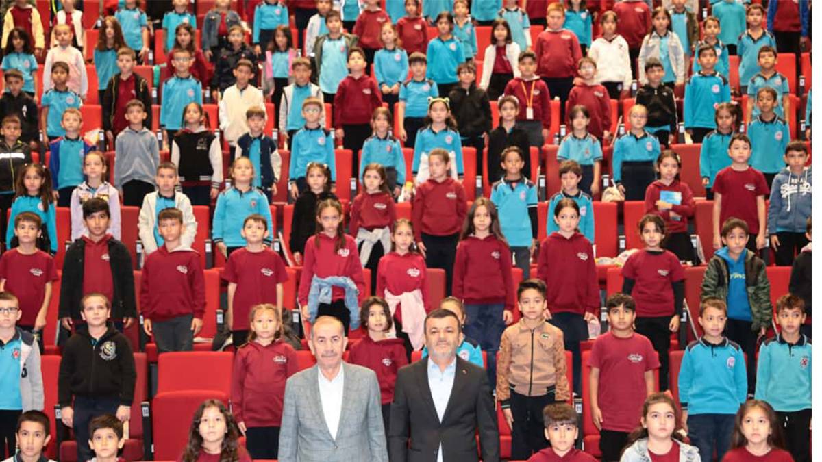 Başkan Çavuşoğlu çocuklarla fildişi macunu deneyi yaptı