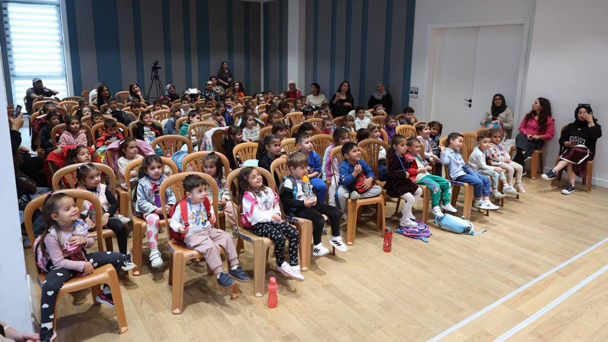 KENT TİYATROSU MİNİKLERİN YÜZÜNÜ GÜLDÜRDÜ