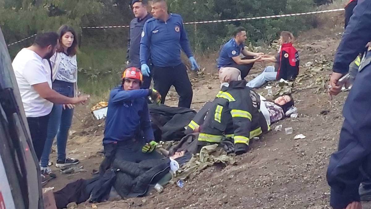Tur otobüsü şarampole yuvarlandı; 2 ölü 5 yaralı