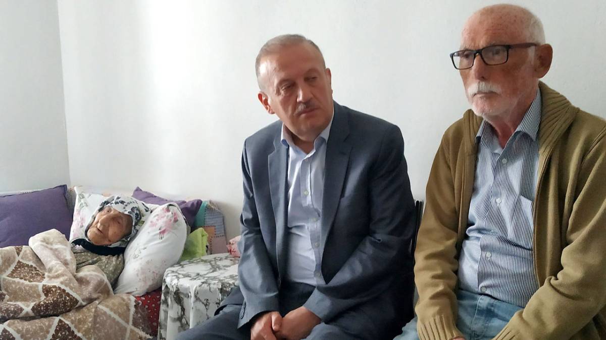Kaymakam, 107 yaşına giren kadın için pasta kesti